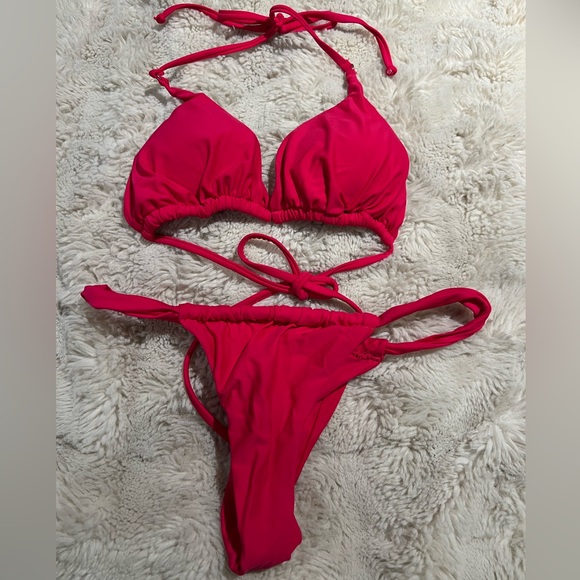 Hot pink string bikini - Picture 3 of 4